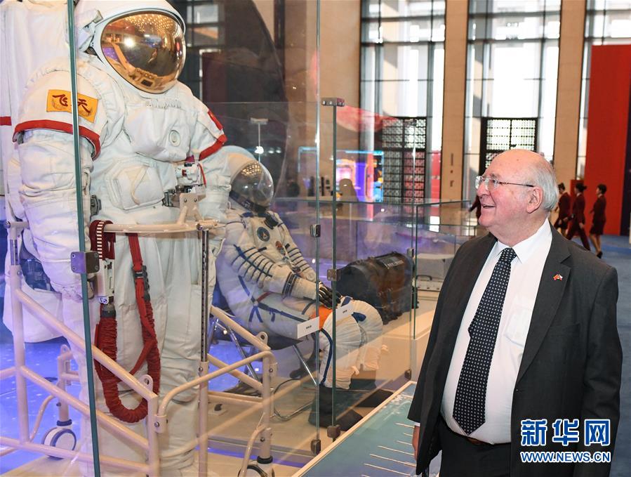 (文化)(2)“偉大的變革——慶祝改革開放40周年大型展覽” 迎來外賓專場(chǎng)