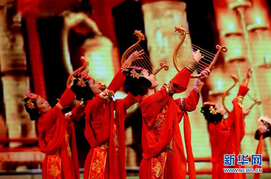 （在習(xí)近平新時(shí)代中國(guó)特色社會(huì)主義思想指引下·慶祝改革開(kāi)放40周年·開(kāi)放發(fā)展）（新華全媒頭條·圖文互動(dòng)）（8）開(kāi)放中國(guó)：大門越開(kāi)越大 道路越走越寬