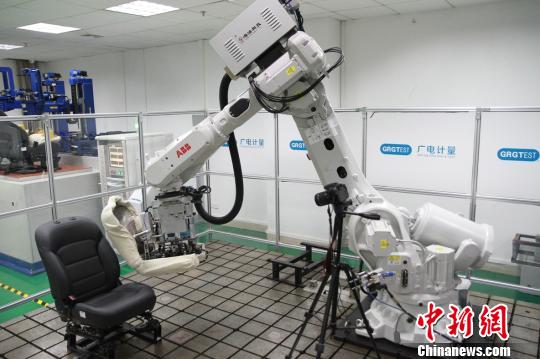 機器人測試桌椅。 盧育辛 攝