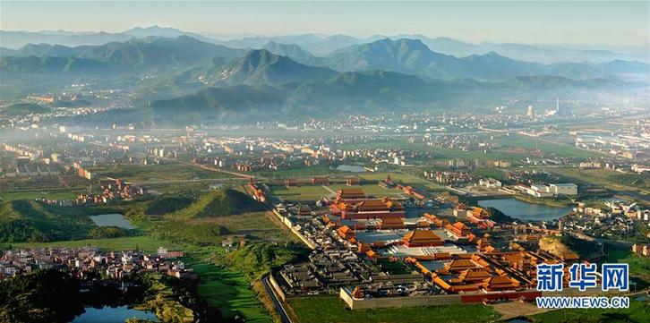 (慶祝改革開(kāi)放40周年基層行·鄉(xiāng)鎮(zhèn)篇·圖文互動(dòng))(1)橫店40年:“橫空出世”光影間