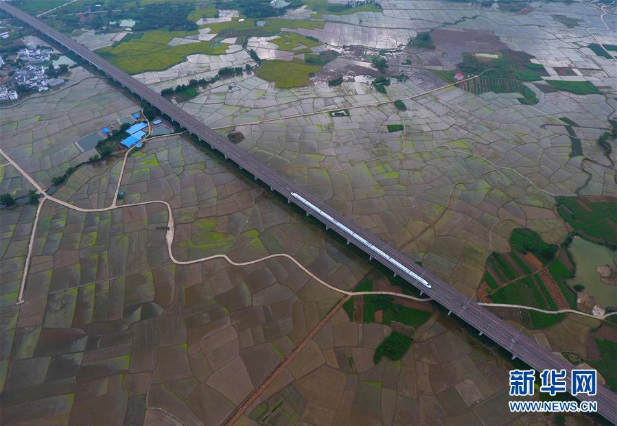 (輝煌60年·壯美新廣西·圖文互動)(5)攜手描繪八桂大地上的美麗畫卷——寫在廣西壯族自治區成立60周年之際