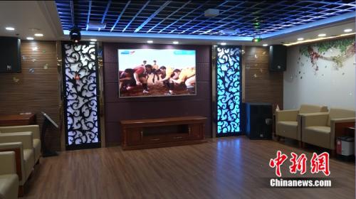 遠(yuǎn)望7號(hào)上共有三個(gè)健身房,一個(gè)籃球館,一個(gè)游泳池,一個(gè)KTV,和一個(gè)電影放映廳。圖為可作KTV的娛樂室。 溫孟馨 攝 點(diǎn)擊進(jìn)入下一頁(yè)