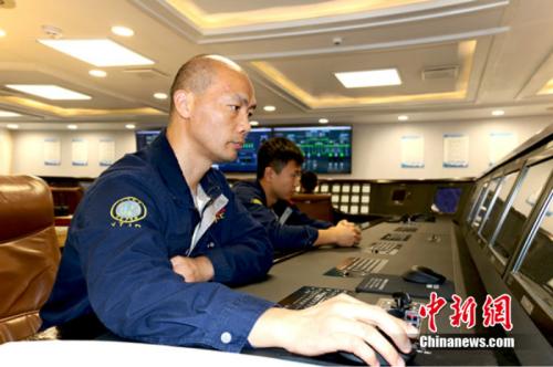 孟海輝在遠(yuǎn)望7號(hào)輪機(jī)部中央集控室值班。 宋東瑞 攝 點(diǎn)擊進(jìn)入下一頁(yè)