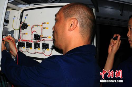 孟海輝工作起來忘我投入,十分敬業(yè)。 宋東瑞 攝 點(diǎn)擊進(jìn)入下一頁(yè)