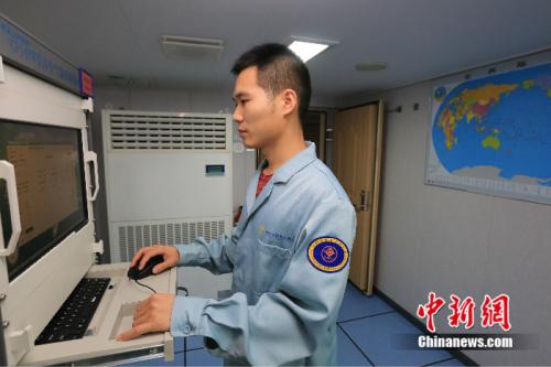 圖為遠(yuǎn)望7號(hào)氣象預(yù)報(bào)員在操作氣象儀器,如今遠(yuǎn)望7號(hào)船氣象預(yù)測(cè)十分準(zhǔn)確,能夠準(zhǔn)確地避開此類危險(xiǎn)氣象。 韓帥 攝 點(diǎn)擊進(jìn)入下一頁(yè)