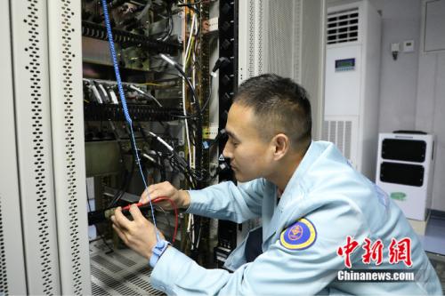 李紅民在遠(yuǎn)望7號(hào)船上工作,遠(yuǎn)望7號(hào)上的許多工程師都來自遠(yuǎn)望2號(hào)。 焦會(huì)周 攝 點(diǎn)擊進(jìn)入下一頁(yè)