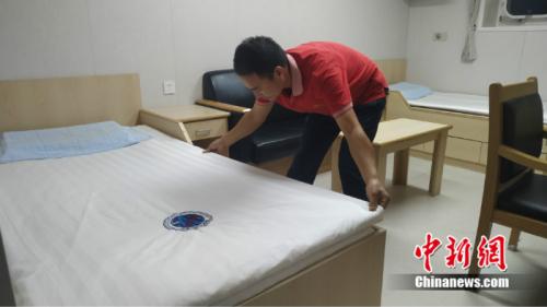 李紅民在遠(yuǎn)望7號(hào)的住艙中鋪床,如今的床鋪干燥舒適,房間明亮寬敞。 溫孟馨 攝 點(diǎn)擊進(jìn)入下一頁(yè)