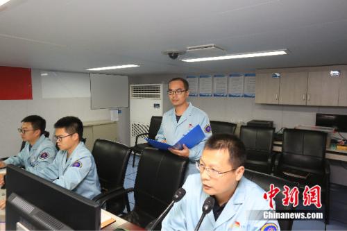 李仁龍(右二)在遠(yuǎn)望7號(hào)測(cè)控機(jī)房工作,相比過去的老船,遠(yuǎn)望7號(hào)航行十分平穩(wěn)。 韓帥 攝 點(diǎn)擊進(jìn)入下一頁(yè)