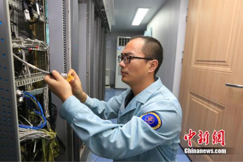 測(cè)控設(shè)備的線纜十分重要,即使如今遠(yuǎn)望7號(hào)上已沒有老鼠作亂,李仁龍仍要經(jīng)常對(duì)它們進(jìn)行檢查。 韓帥 攝 點(diǎn)擊進(jìn)入下一頁(yè)