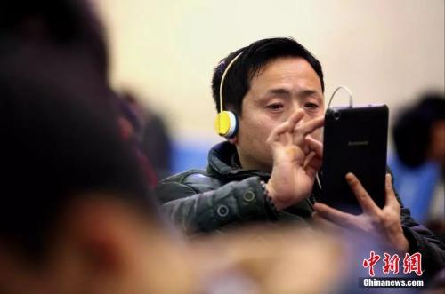 資料圖：候車室內，玩手機的“低頭族”隨處可見。刷微博、聊微信、玩游戲、看電影，高科技將大多旅客變為手機“低頭族”。<a target='_blank' ><p  align=