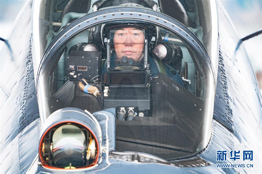 (新華全媒頭條·圖文互動)(2)戰鷹,為祖國奮飛——記空軍航空兵某旅旅長、特級飛行員郝井文