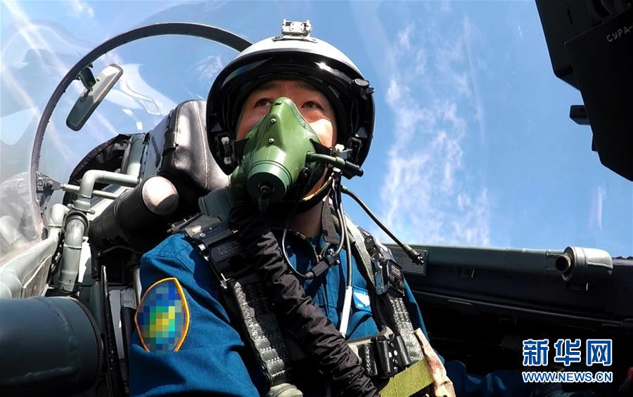 (新華全媒頭條·圖文互動)(6)戰鷹,為祖國奮飛——記空軍航空兵某旅旅長、特級飛行員郝井文