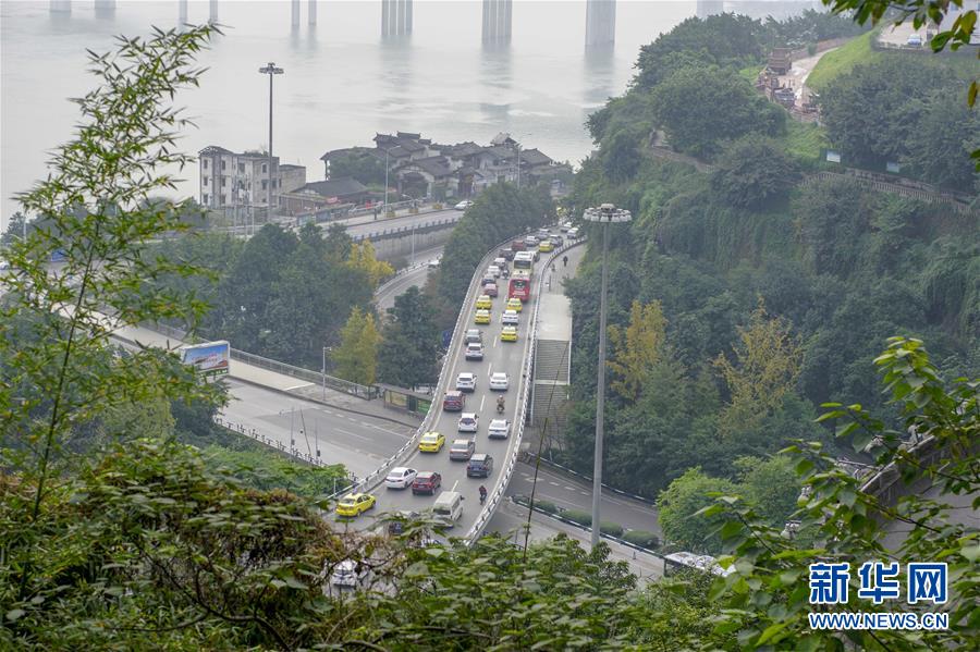 (在習近平新時代中國特色社會主義思想指引下——新時代新作為新篇章·圖文互動)(9)激活新動能 崛起新高地 塑造山水城——重慶推動高質量發展觀察