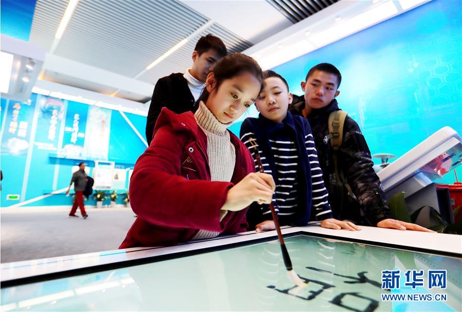 (圖文互動)(2)“偉大的變革——慶祝改革開放40周年大型展覽”迎來寒假參觀熱潮 現場觀眾人數突破300萬