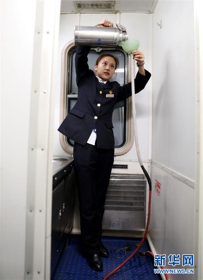 (新春走基層·圖文互動)(3)“最北列車”上的“守門員”