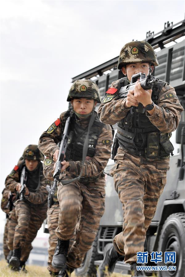 (新華全媒頭條·圖文互動(dòng))(5)向祖國報(bào)告:我在戰(zhàn)位守萬家團(tuán)圓——解放軍和武警部隊(duì)新春佳節(jié)備戰(zhàn)執(zhí)勤記事