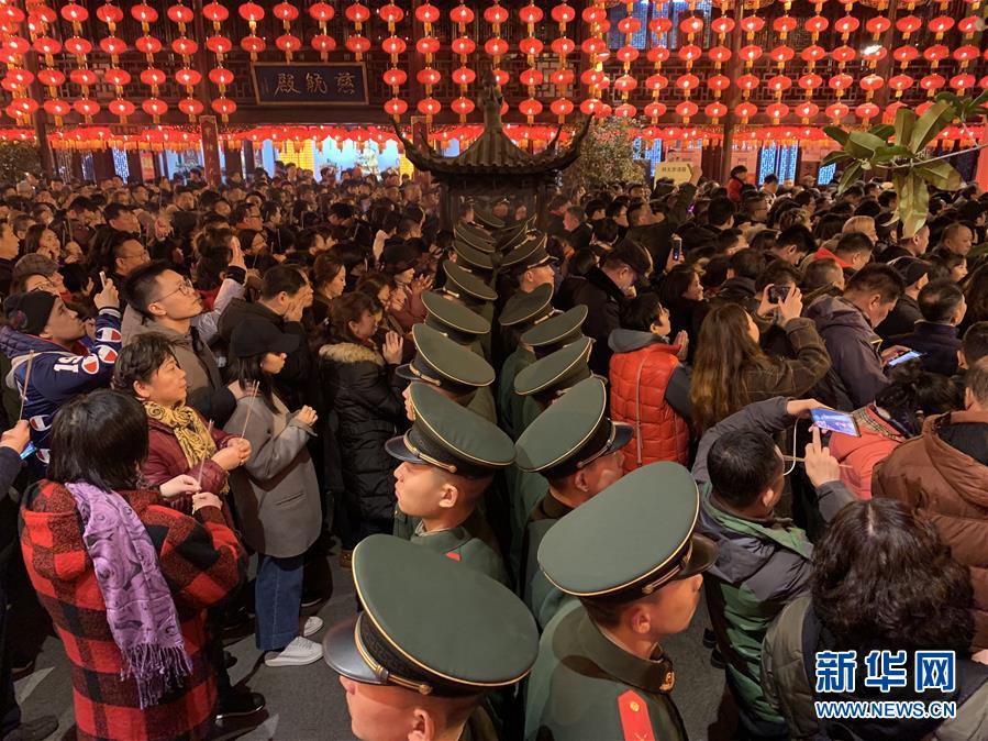 (新華全媒頭條·圖文互動(dòng))(6)向祖國報(bào)告:我在戰(zhàn)位守萬家團(tuán)圓——解放軍和武警部隊(duì)新春佳節(jié)備戰(zhàn)執(zhí)勤記事