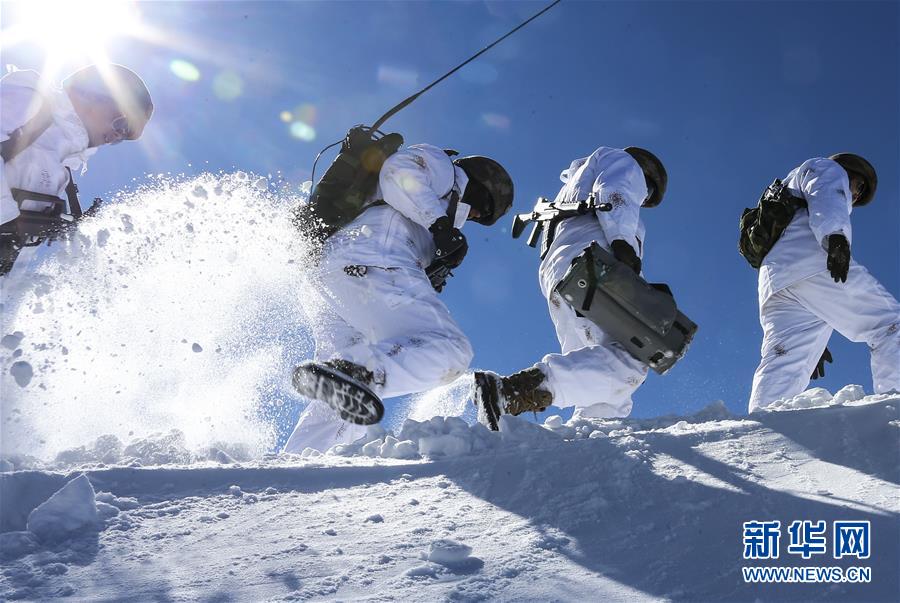 (新華全媒頭條·圖文互動(dòng))(7)向祖國報(bào)告:我在戰(zhàn)位守萬家團(tuán)圓——解放軍和武警部隊(duì)新春佳節(jié)備戰(zhàn)執(zhí)勤記事