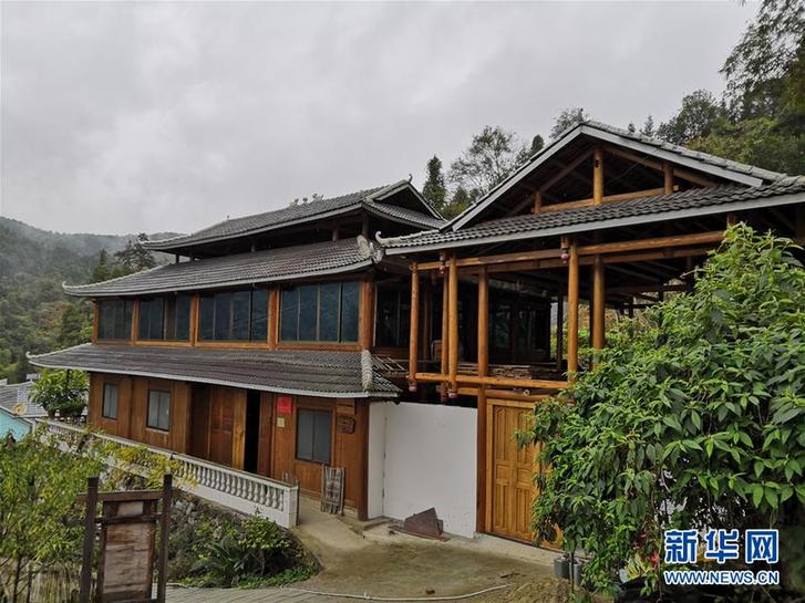 (新春走基層·圖文互動)(1)八平方米“蝸居”變身苗家客棧——苗家“花姐”的脫貧故事