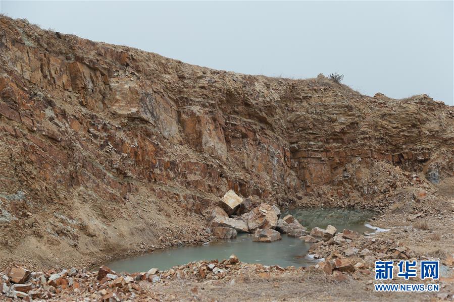 （新華視點·圖文互動）（1）挖掘作業(yè)距漢墓中心僅20米，村民住房出現(xiàn)裂縫……“造地”如何變挖山？