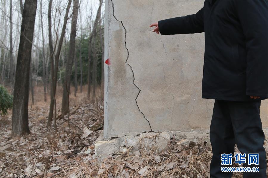 （新華視點·圖文互動）（3）挖掘作業(yè)距漢墓中心僅20米，村民住房出現(xiàn)裂縫……“造地”如何變挖山？