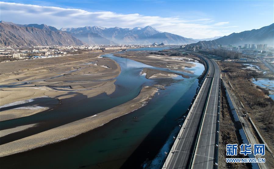 (兩會前夕看落實·圖文互動)(2)格桑花開 幸福路寬——西藏落實習近平總書記全國兩會重要講話精神紀實