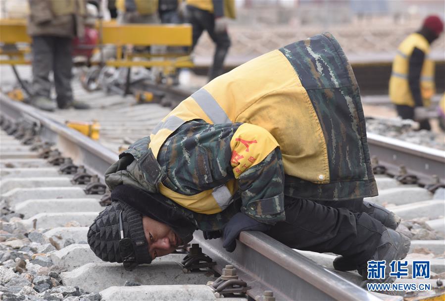 (新華全媒頭條·圖文互動)(7)他們是比鋼鐵還硬的漢子——天路之巔看不見的“軌枕”