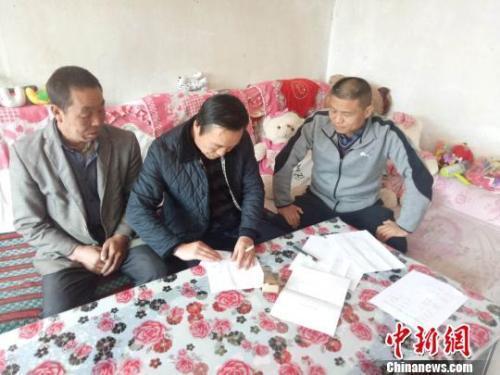 資料圖:圖為扶貧隊(duì)伍進(jìn)貧困戶里,給貧困戶宣講政策。 鐘欣 攝