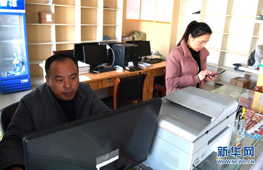 (新華全媒頭條·愛(ài)國(guó)情 奮斗者·圖文互動(dòng))(5)一個(gè)村的奮斗,一個(gè)時(shí)代的巨變——記敢“蹚新路”的小崗人