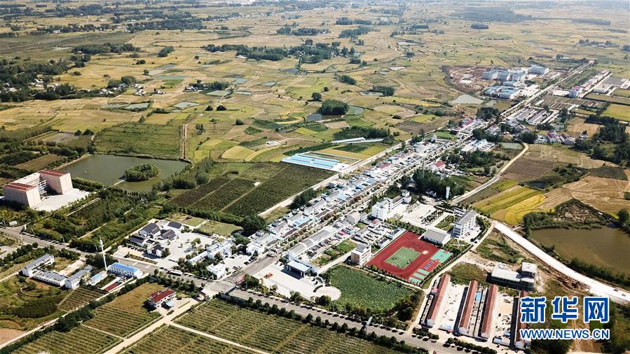 (新華全媒頭條·愛(ài)國(guó)情 奮斗者·圖文互動(dòng))(7)一個(gè)村的奮斗,一個(gè)時(shí)代的巨變——記敢“蹚新路”的小崗人