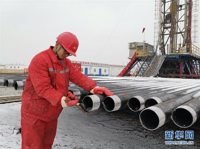 (走基層 聽民聲·圖文互動)(2)“條件進步了,好作風沒變”——記者夜守大慶油田1205鉆井隊