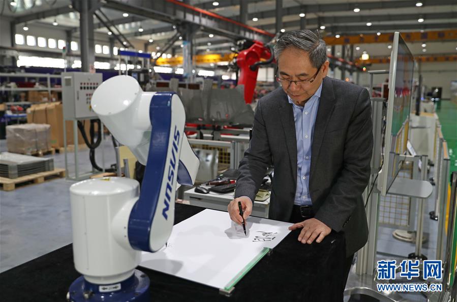 (愛國情 奮斗者·圖文互動)(1)青春,就是用來奮斗的——記沈陽新松機器人自動化股份有限公司創始人兼總裁曲道奎