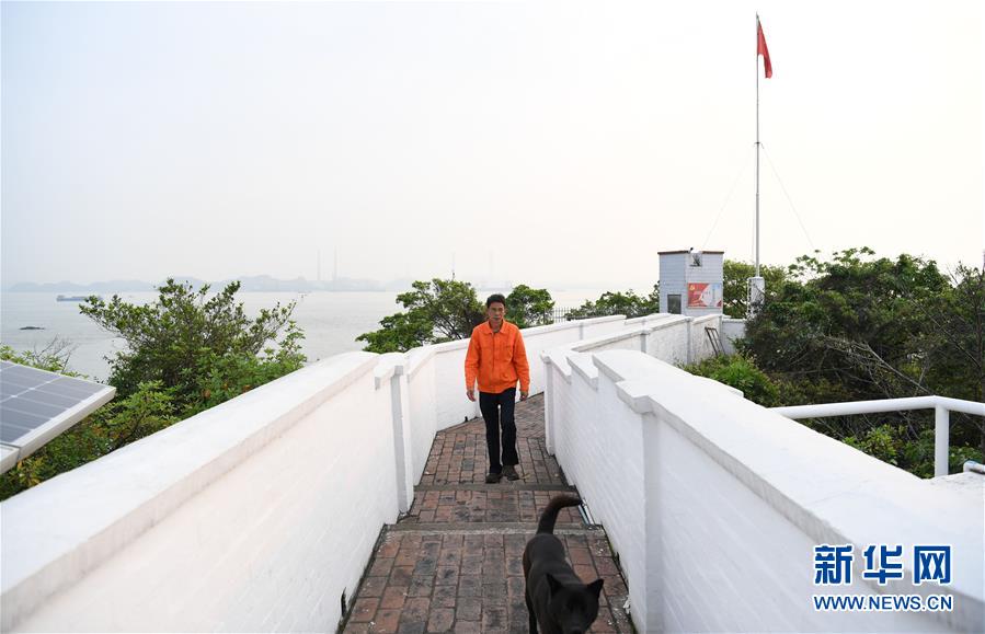 （新華全媒頭條&middot;圖文互動）（6）守望&mdash;&mdash;記舢舨洲&ldquo;島主&rdquo;黃燦明一門四代航標工