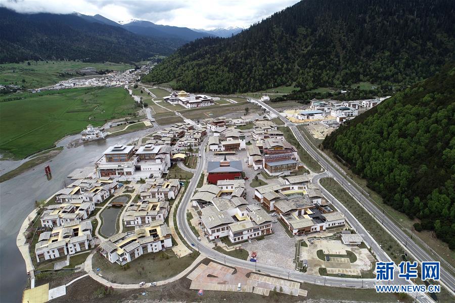 (壯麗70年·奮斗新時代·圖文互動)(1)駛向幸福的“天路”——川藏公路藏區變遷