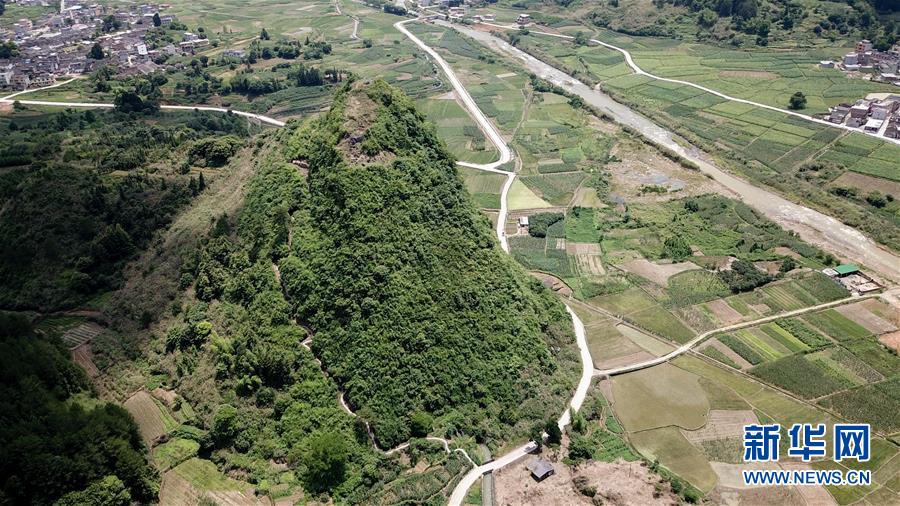 (壯麗70年·奮斗新時(shí)代——記者再走長征路·圖文互動(dòng))(1)永恒祭奠:他們,倒在了第二道封鎖線上