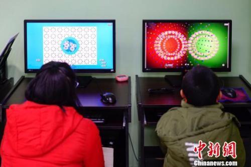 資料圖:圖為兩名兒童檢查視力。賀俊怡 攝