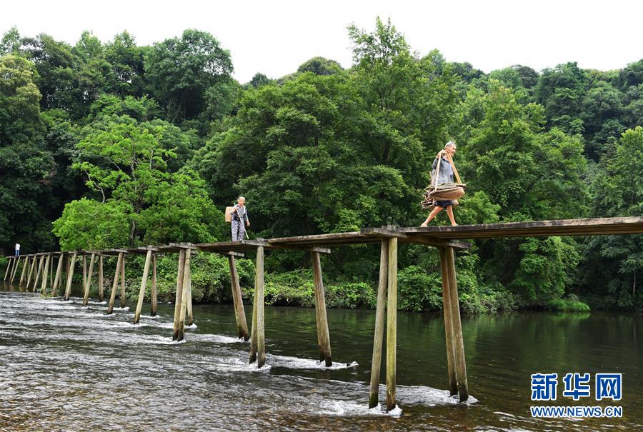 （壯麗70年·奮斗新時代——記者再走長征路·圖文互動）（1）啊，紅軍橋！