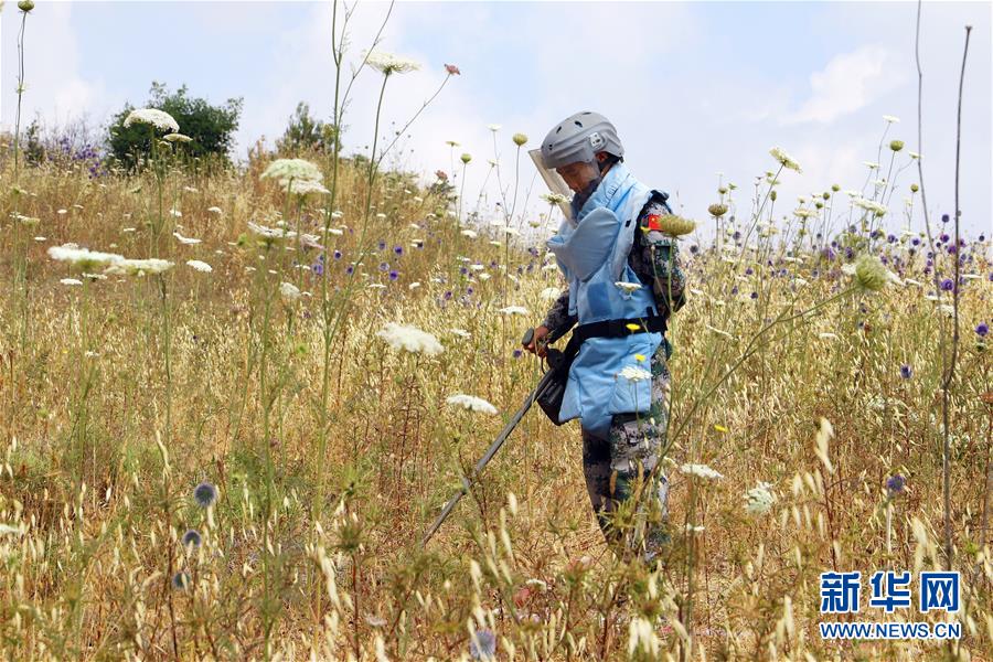 (國際·圖文互動(dòng))(2)通訊:向“時(shí)代楷模”看齊——記中國赴黎維和掃雷官兵對(duì)話杜富國