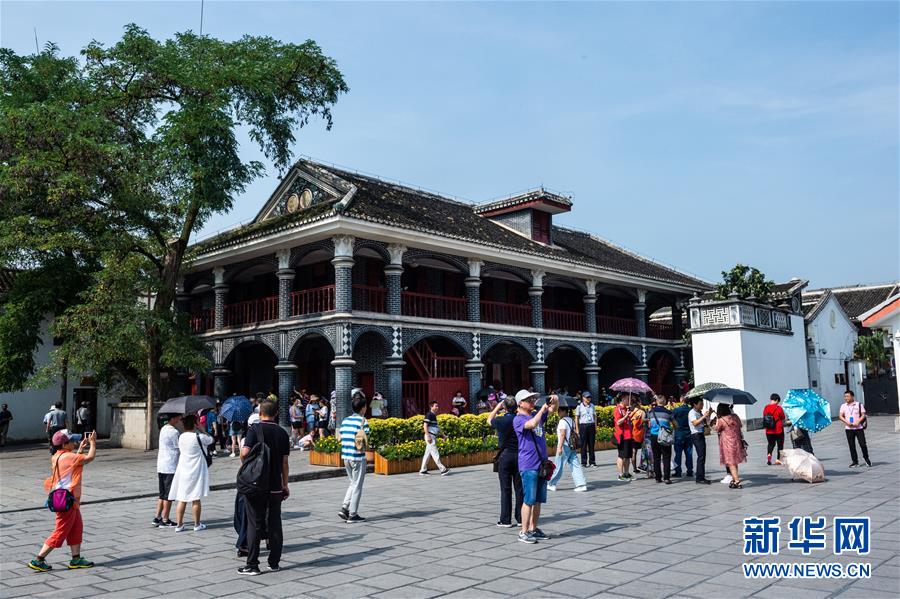 (新華全媒頭條·壯麗70年·奮斗新時(shí)代——記者再走長征路·圖文互動(dòng))(7)偉大轉(zhuǎn)折是怎樣發(fā)生的——重回遵義會(huì)議現(xiàn)場