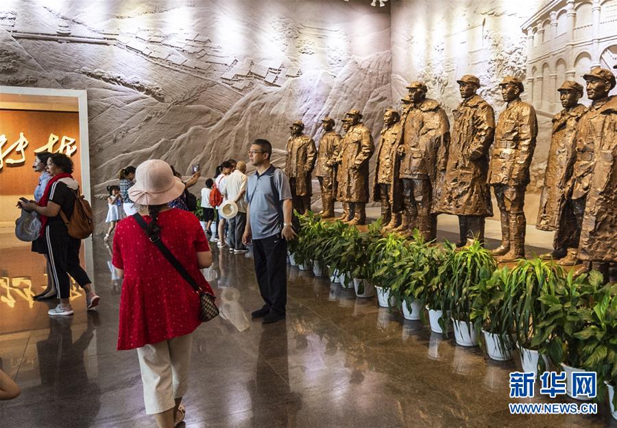 (新華全媒頭條·壯麗70年·奮斗新時(shí)代——記者再走長征路·圖文互動(dòng))(8)偉大轉(zhuǎn)折是怎樣發(fā)生的——重回遵義會(huì)議現(xiàn)場