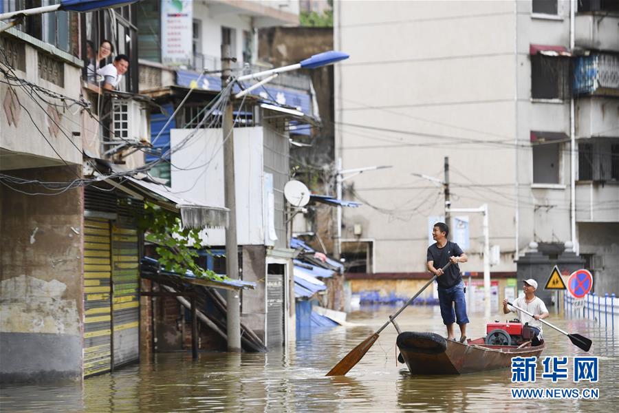 (抗洪搶險(xiǎn)·圖文互動(dòng))(1)洪水來時(shí),那暖心的民間救援