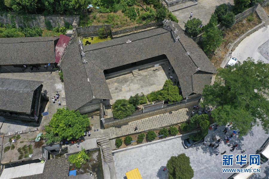 (壯麗70年·奮斗新時(shí)代——記者再走長(zhǎng)征路·圖文互動(dòng))(2)手捧棉被憶紅軍:走了那么多年,我們都念他們的好