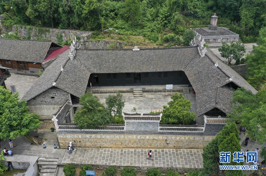 (壯麗70年·奮斗新時代——記者再走長征路·圖文互動)(4)紅軍洞 紅軍路 紅巖村——永不止息的長征精神