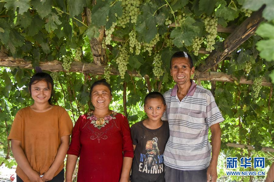 (壯麗70年·奮斗新時代——共和國發展成就巡禮·圖文互動)(6)鑄劍為犁造綠洲 安邊固疆筑“長城”——新疆生產建設兵團維穩戍邊改革發展紀實