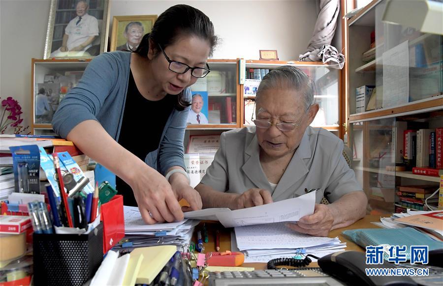 (愛國者 奮斗情·圖文互動)(4)用醫術和道德守護“光明”——全國道德模范99歲眼科專家張效房的人生軌跡