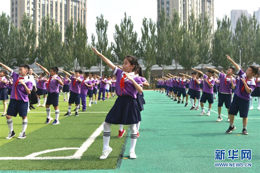 （體育·圖文互動(dòng)）（1）（在習(xí)近平新時(shí)代中國特色社會(huì)主義思想指引下——新時(shí)代新作為新篇章·總書記關(guān)心的百姓身邊事）奔跑吧，少年！——體育讓孩子們插上強(qiáng)壯的翅膀（配本社同題文字稿）