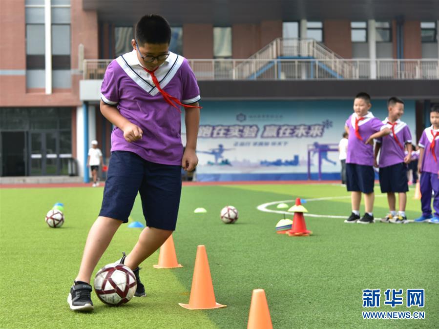 （體育·圖文互動(dòng)）（2）（在習(xí)近平新時(shí)代中國特色社會(huì)主義思想指引下——新時(shí)代新作為新篇章·總書記關(guān)心的百姓身邊事）奔跑吧，少年！——體育讓孩子們插上強(qiáng)壯的翅膀（配本社同題文字稿）