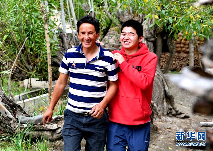 （在習(xí)近平新時(shí)代中國(guó)特色社會(huì)主義思想指引下——新時(shí)代新作為新篇章·總書(shū)記關(guān)心的百姓身邊事·圖文互動(dòng))（3）“我走進(jìn)大山，是為了讓你走出大山”——大學(xué)生支教故事