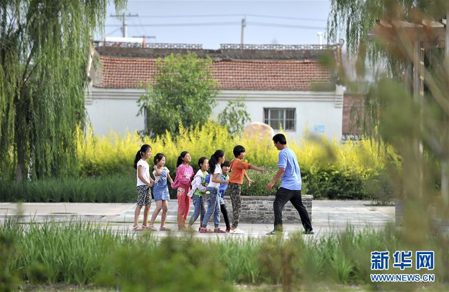 (集中連片特困地區貧困村調研行·圖文互動)(2)“金沙灘”上希望無限——寧夏永寧縣原隆村脫貧調查