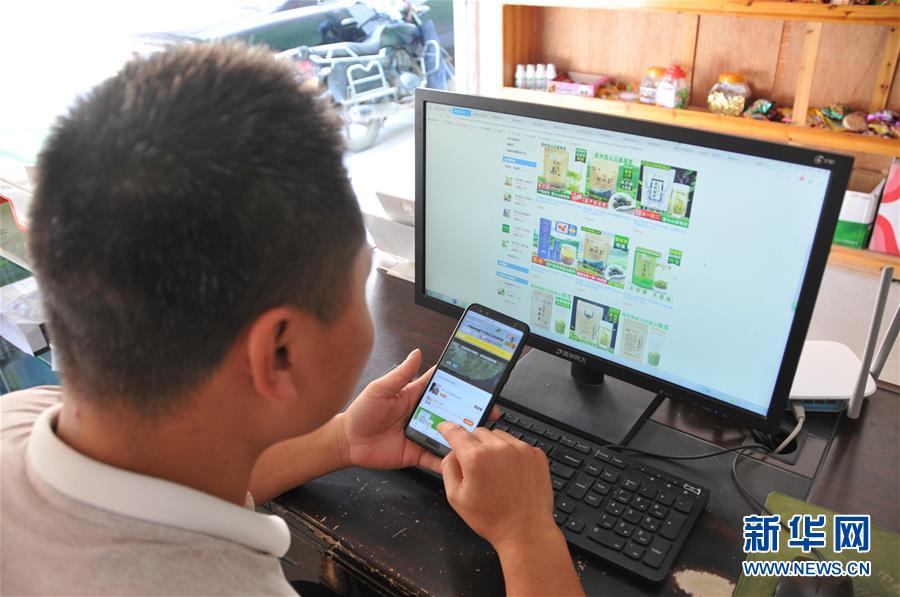 (在習(xí)近平新時代中國特色社會主義思想指引下——新時代新作為新篇章·總書記關(guān)心的百姓身邊事·圖文互動)(1)手機(jī)成為“新農(nóng)具” 莊戶人變“新店家”——農(nóng)村電商助力農(nóng)民豐收